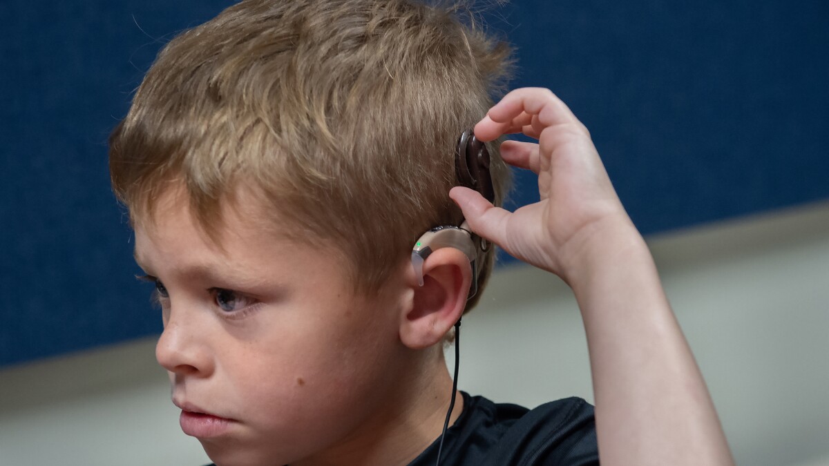 Rodzina w samolocie z dzieckiem noszącym specjalne zatyczki do uszu