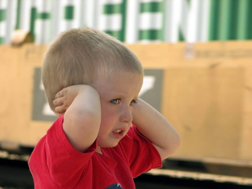 Hałas wokół dziecka – jak codzienny zgiełk kształtuje rozwój słuchu i mowy?