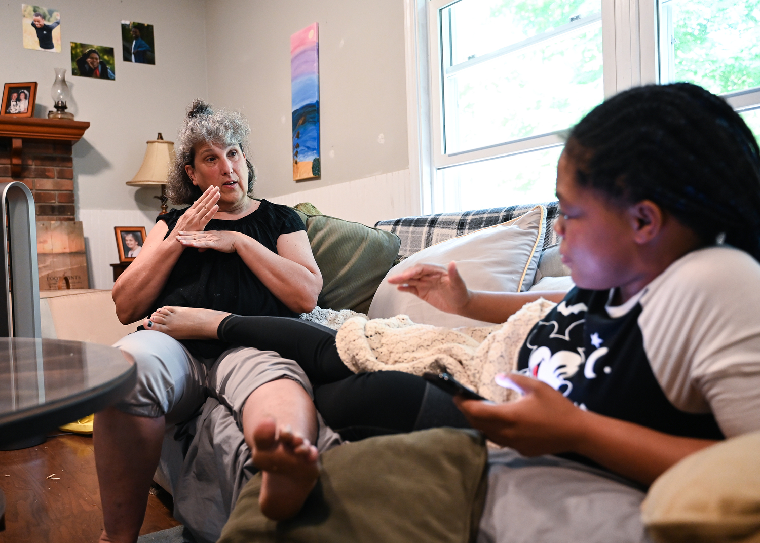 Rodzic pokazuje znaki języka migowego dziecku przed muzeum sztuki