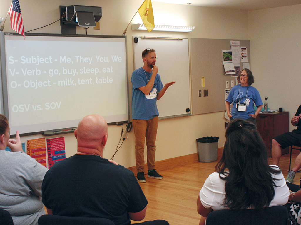 Warsztaty migowe dla rodzeństwa: jak nauka języka migowego buduje most porozumienia z głuchym bratem lub siostrą?