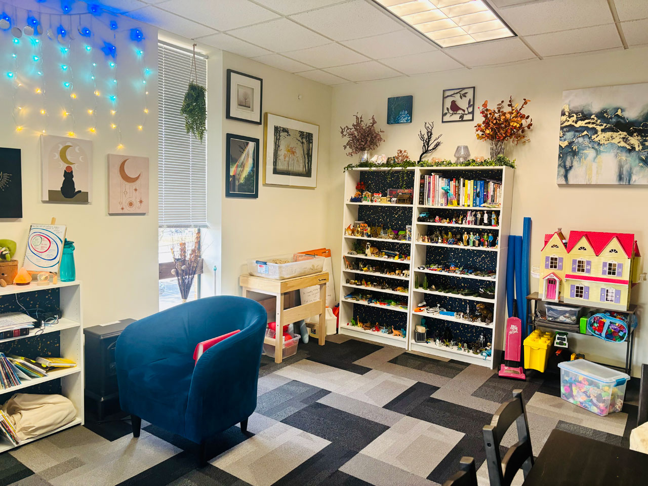 Grupa dzieci układa mozaikę z kolorowych skrawków papieru w kształt serca