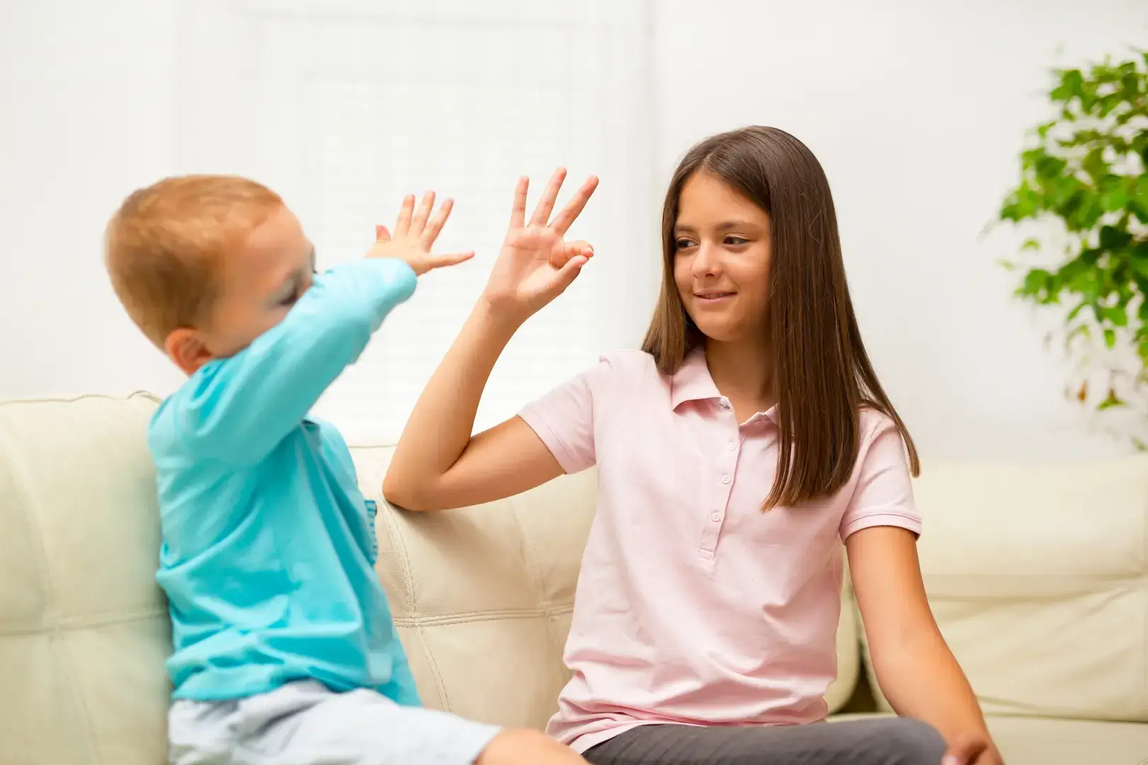 Uczestnicy warsztatów migają nazwy kolorów w kole