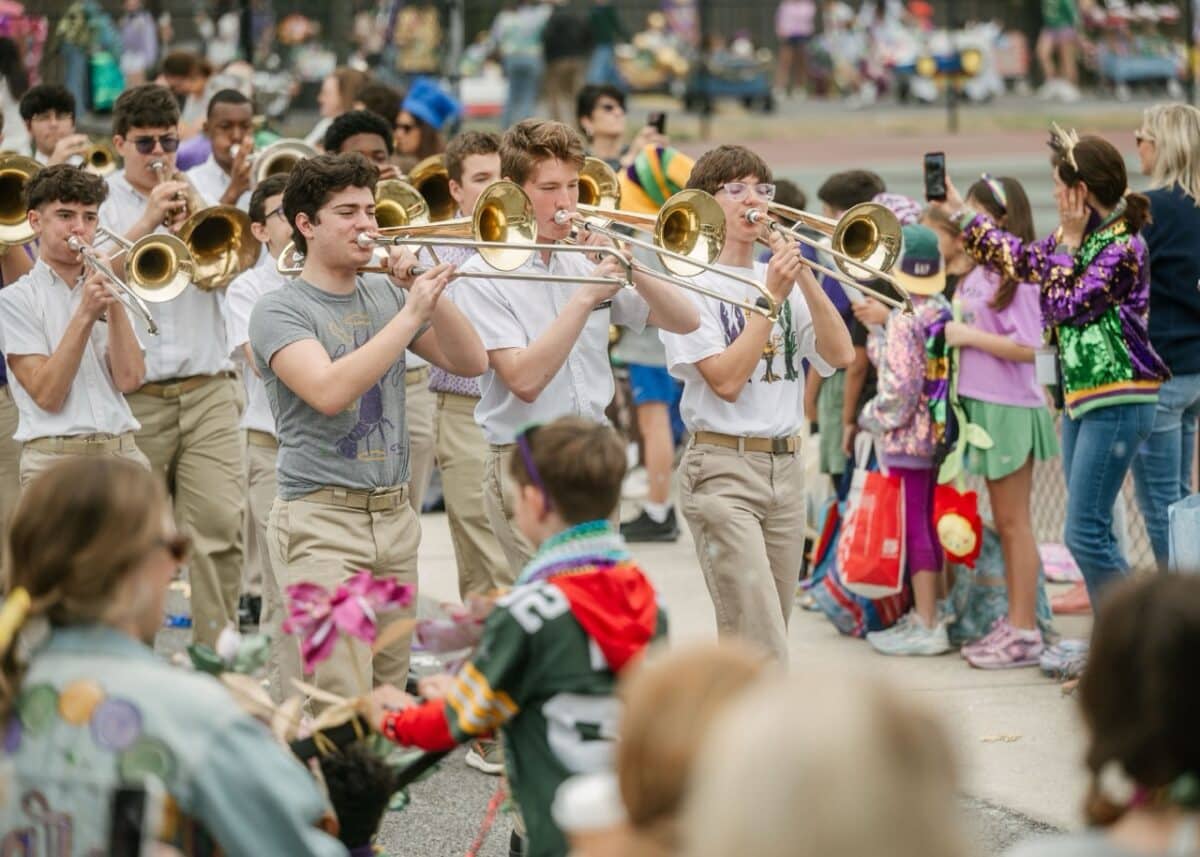 Trębacz chroni uszy przed głośnym dźwiękiem Uczeń dmucha w trąbkę z nausznikami zakrywającymi całe uszy
