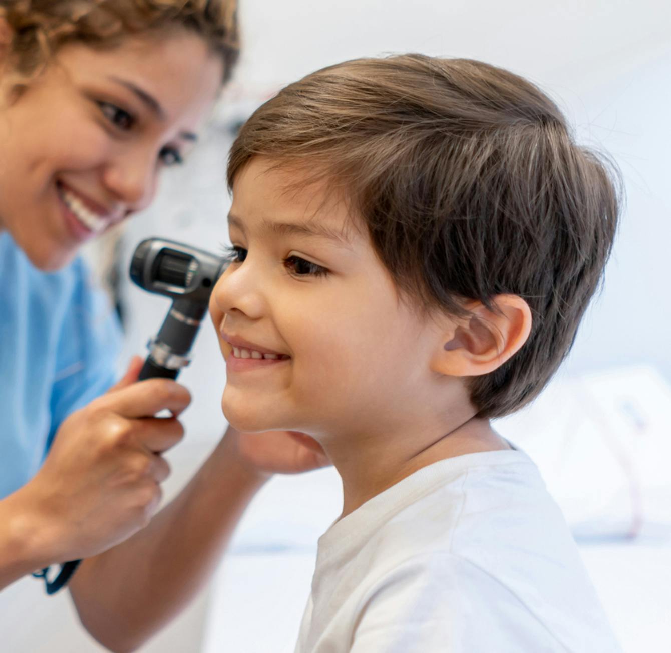 rodzina wychodzi z gabinetu audiologa trzymając się za ręce