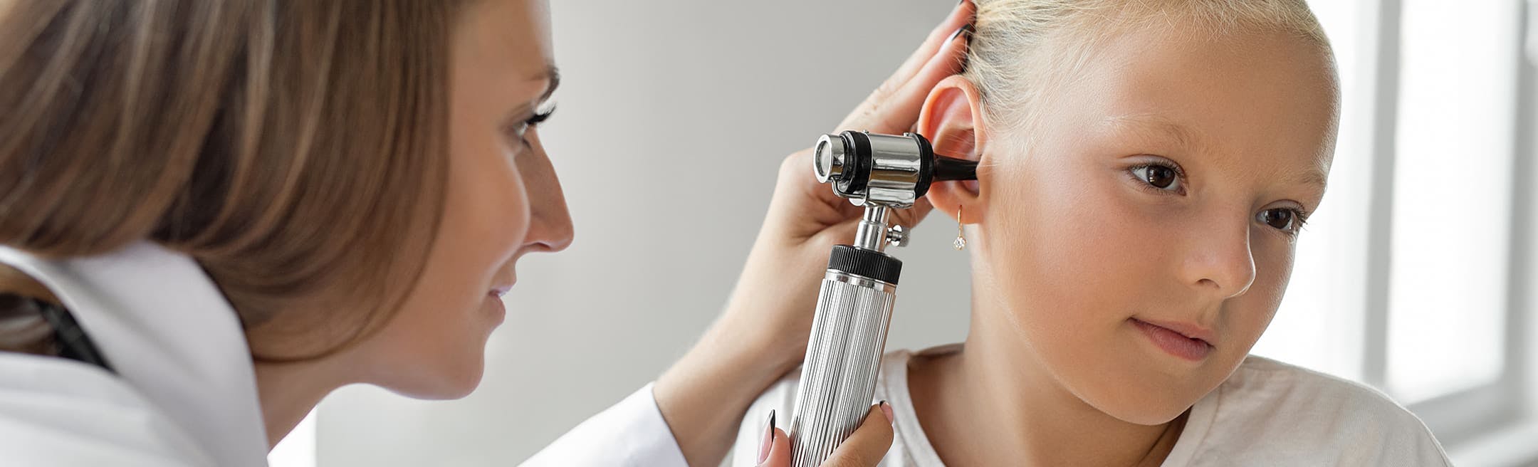 Kiedy zabrać dziecko do audiologa? Niepokojące sygnały, które rodzice zbyt często bagatelizują