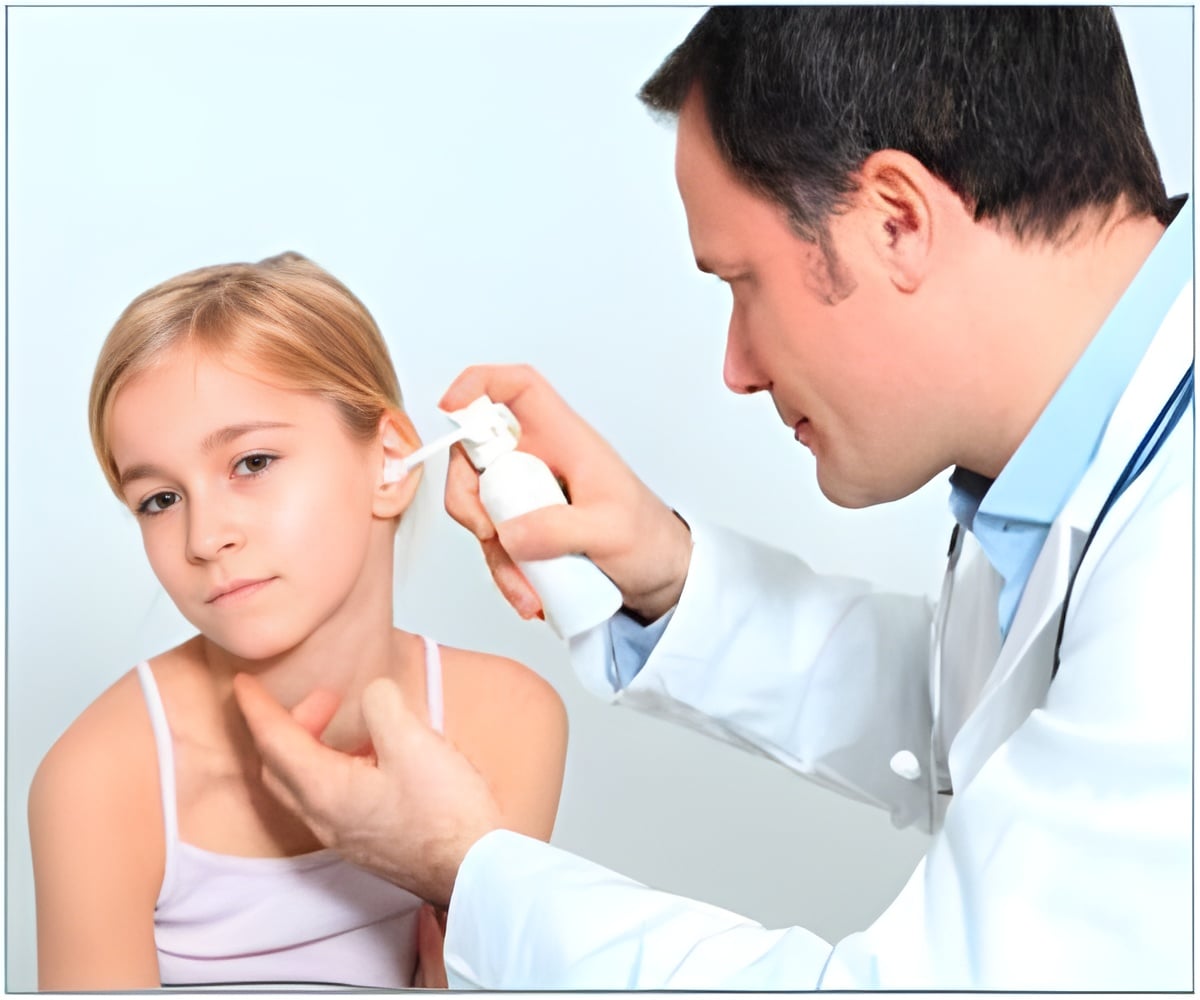 matka karmiąca piersią niemowlę w wygodnym fotelu przy oknie