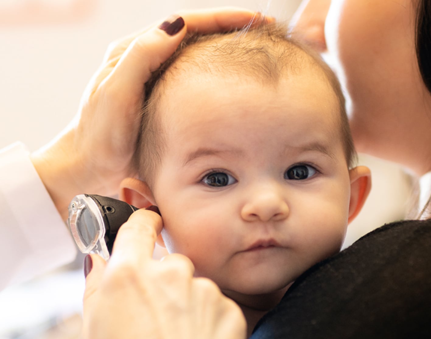 dziecko reaguje uśmiechem na dźwięk z głośnika w gabinecie