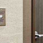 szczęśliwy niesłyszący maluch bawi się zabawkami w pokoju z migającymi lampkami