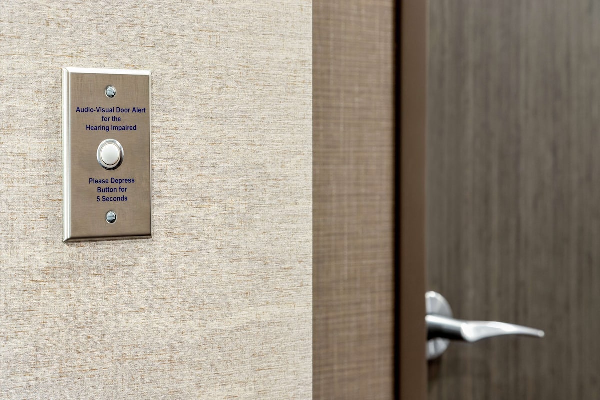 Światło zamiast dźwięku – jak przebudować dom, by niesłyszący maluch czuł się bezpiecznie i swobodnie?