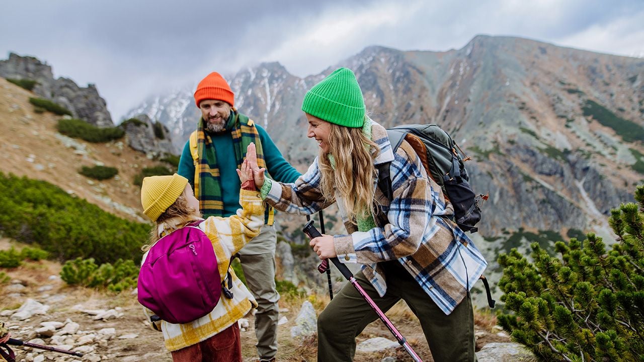 matka susząca delikatnie uszy dziecka ręcznikiem po kąpieli w wannie