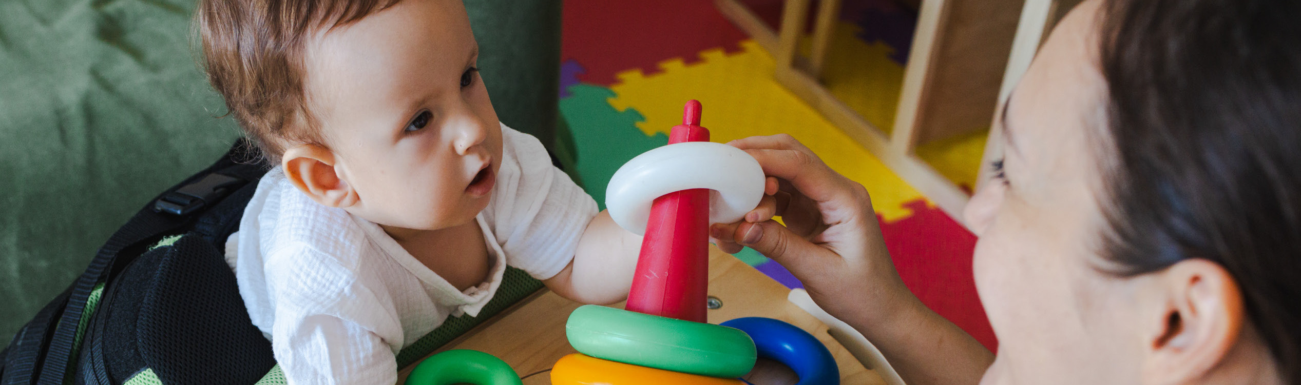 zabawka wibrująca na podłodze obok grającego urządzenia dla malucha