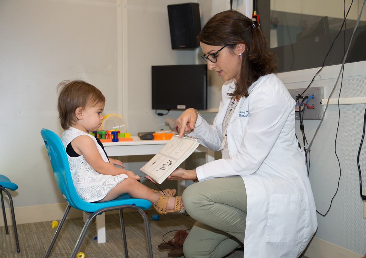 mama i dziecko grają w zabawę dźwiękową z zabawkami audiologa