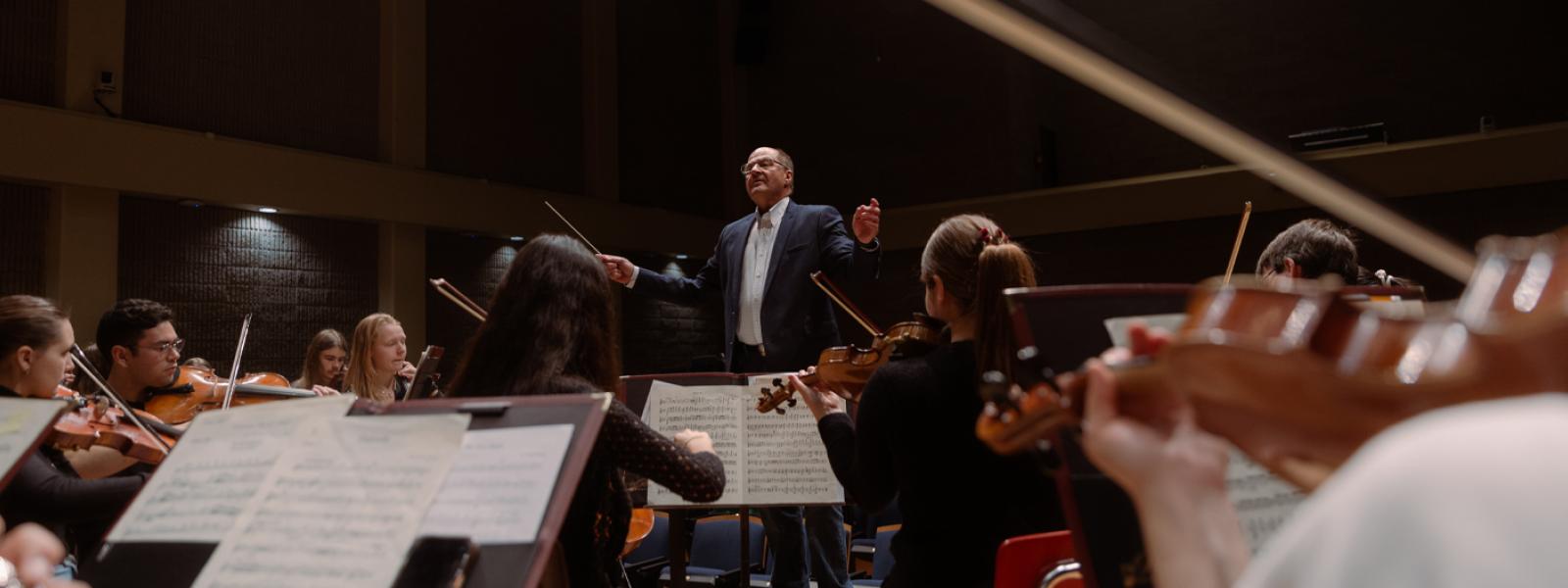 Różnica w ochronie słuchu u gitarzystów Porównanie dwóch uczniów grających na gitarach z i bez ochronników