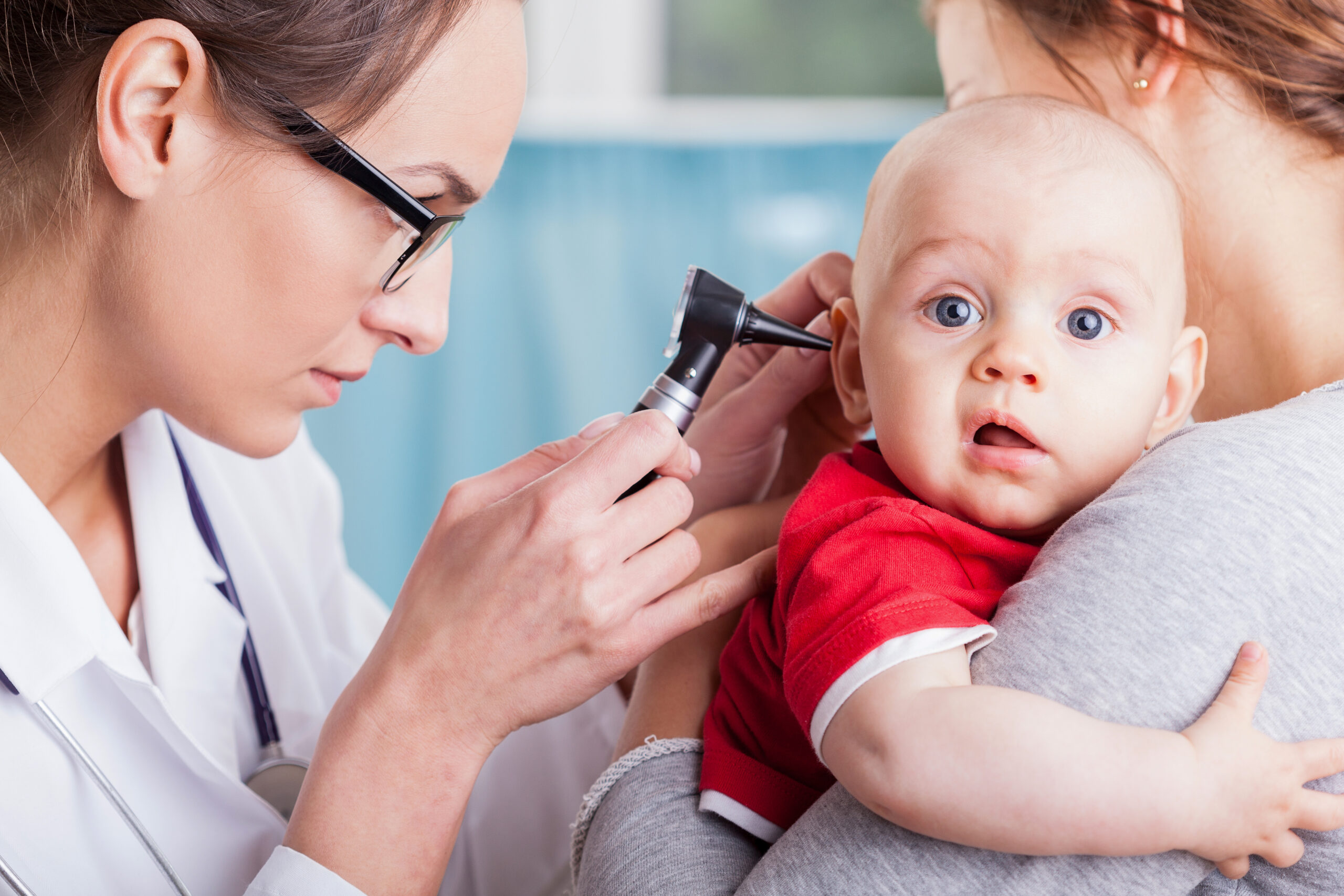 badanie prenatalne przyszłej mamy lekarz badający kobietę w ciąży w czasie wizyty